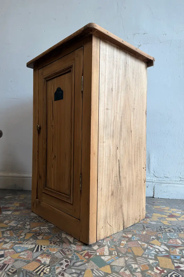 Ancien meuble confiturier en sapin