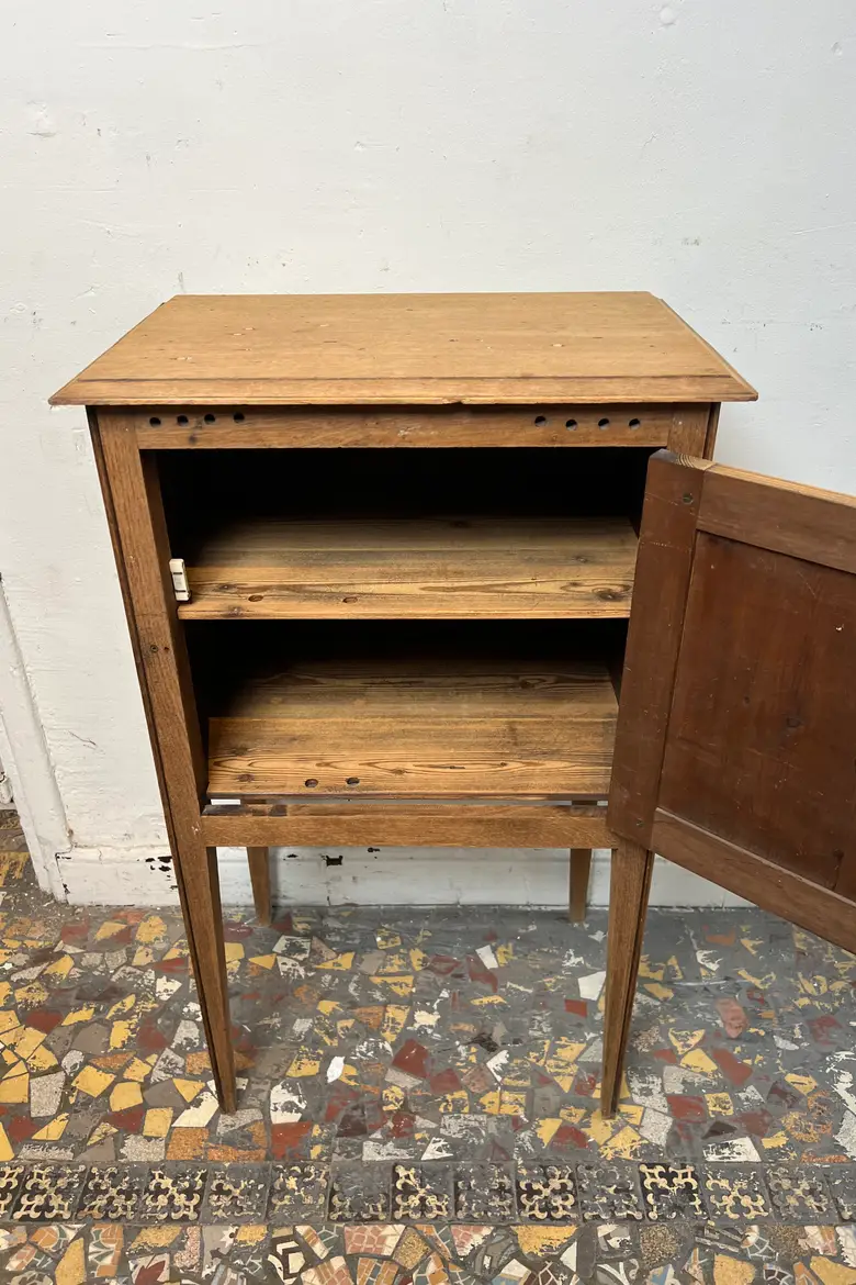 Ancien meuble d’appoint en sapin brut