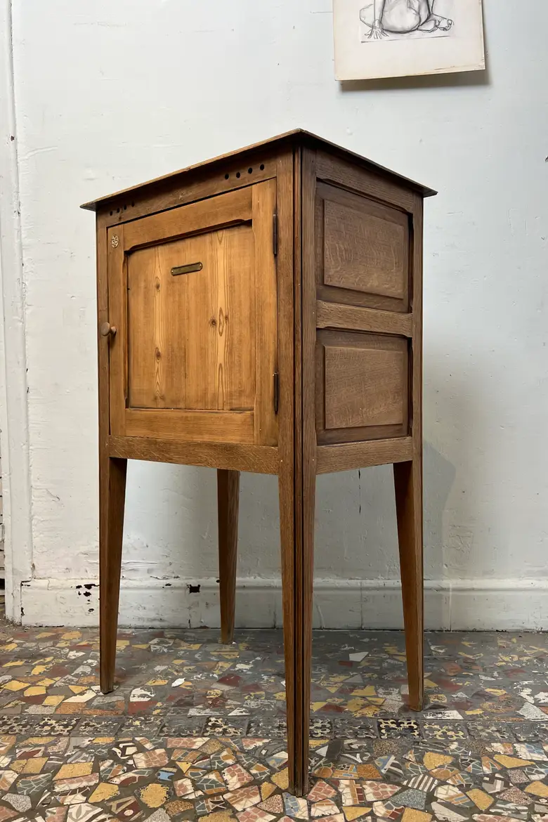 Ancien meuble d’appoint en sapin brut
