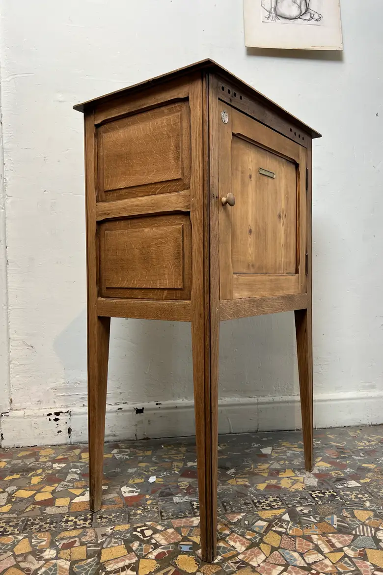 Ancien meuble d’appoint en sapin brut