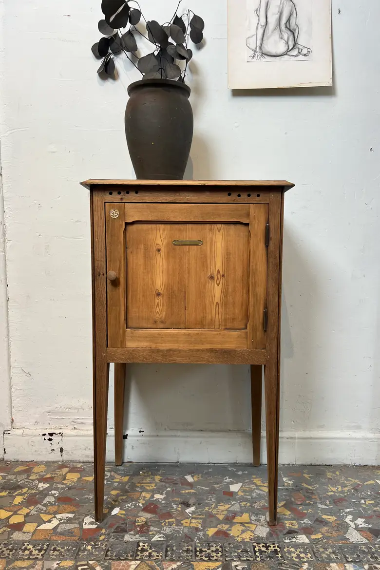 Ancien meuble d’appoint en sapin brut