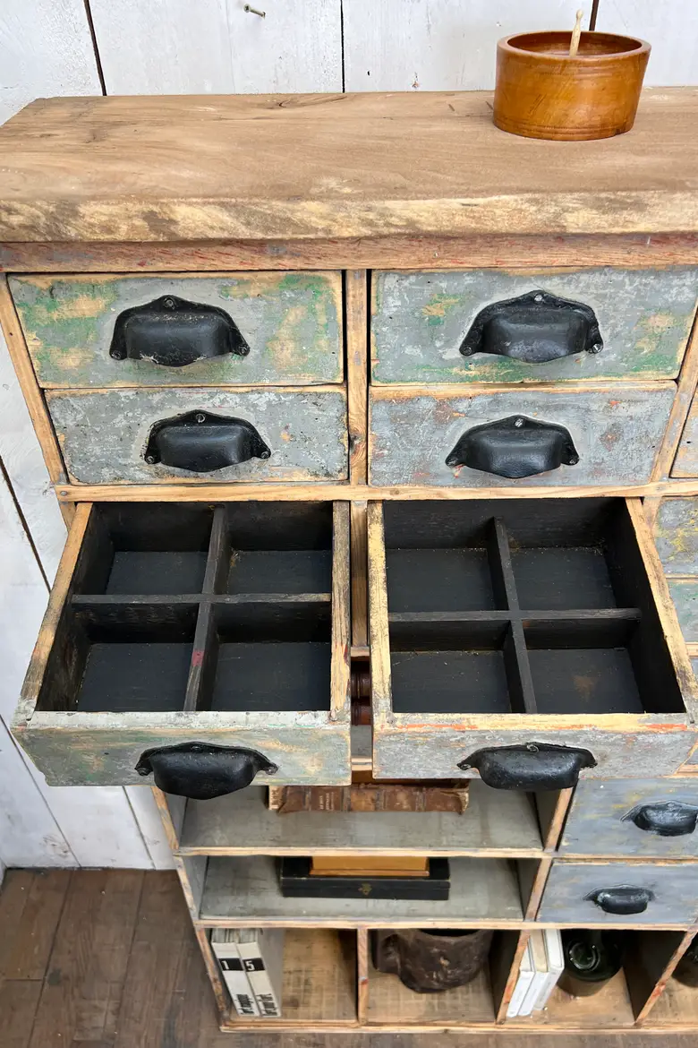 Ancien meuble d’atelier