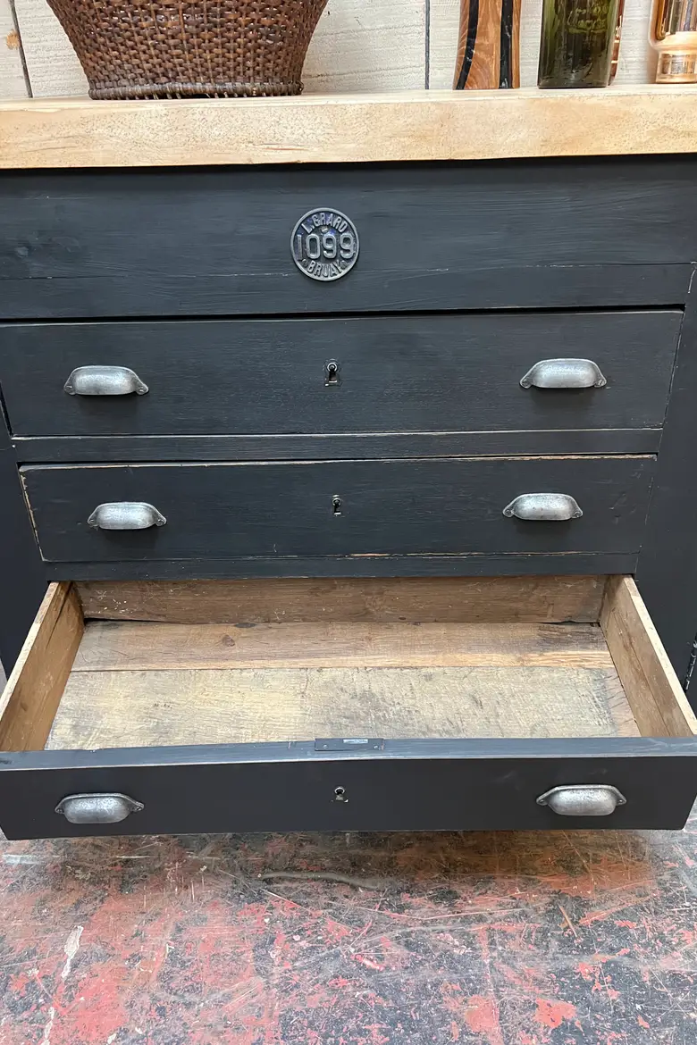 Ancien meuble d’atelier