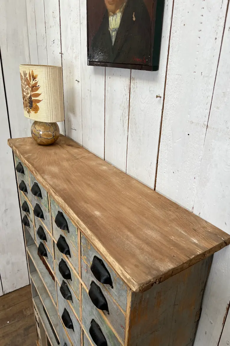 Ancien meuble d’atelier