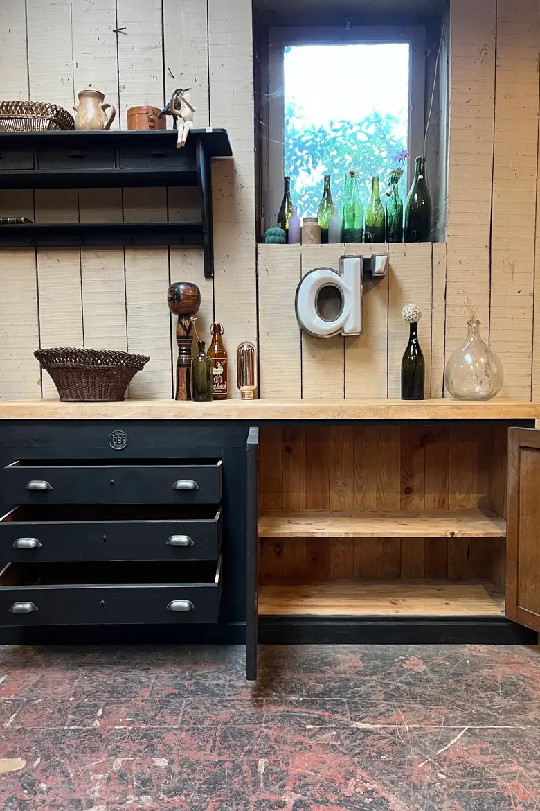 Ancien meuble d’atelier