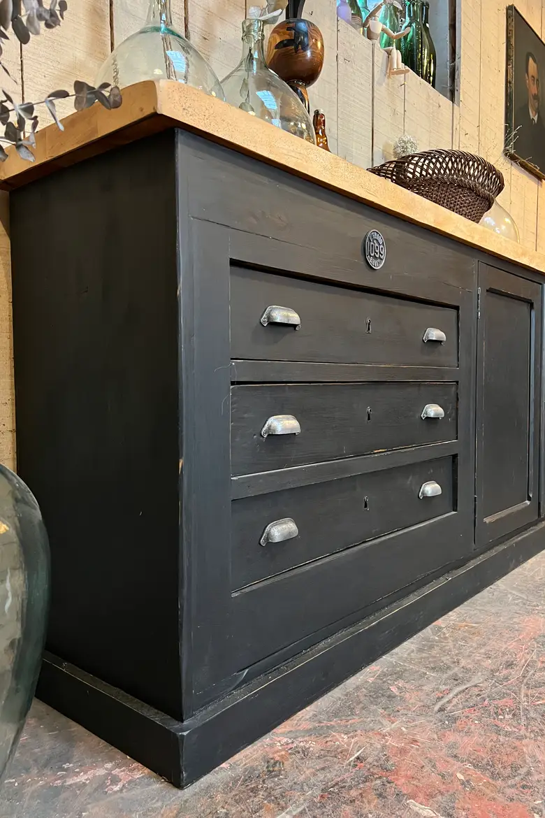 Ancien meuble d’atelier