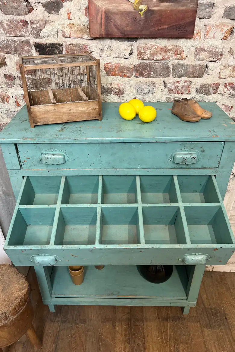 Ancien meuble d’atelier