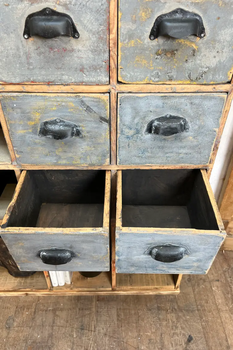Ancien meuble d’atelier