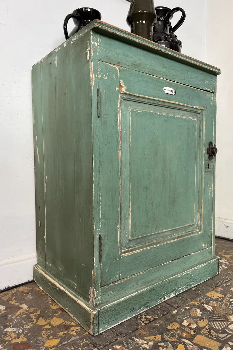 Ancien meuble d’atelier