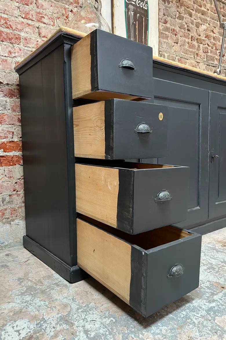 Ancien meuble d’atelier