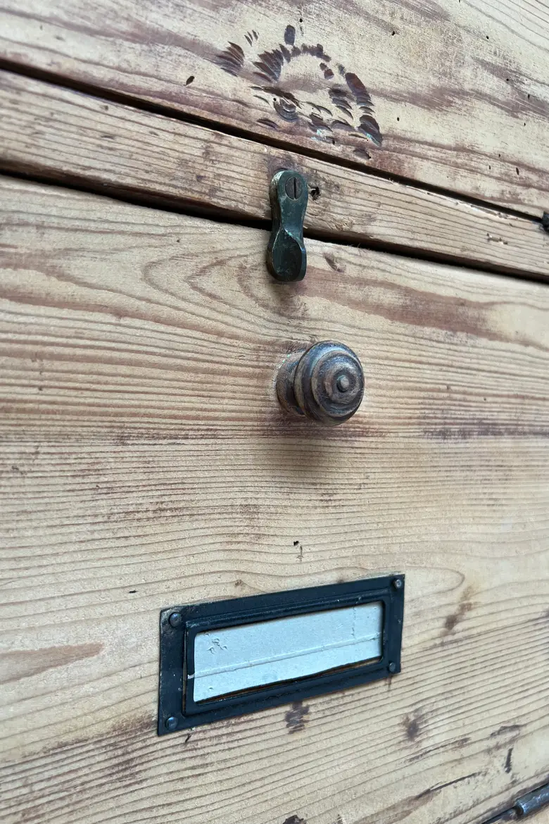 Ancien meuble d’atelier à clapets en bois début 20e