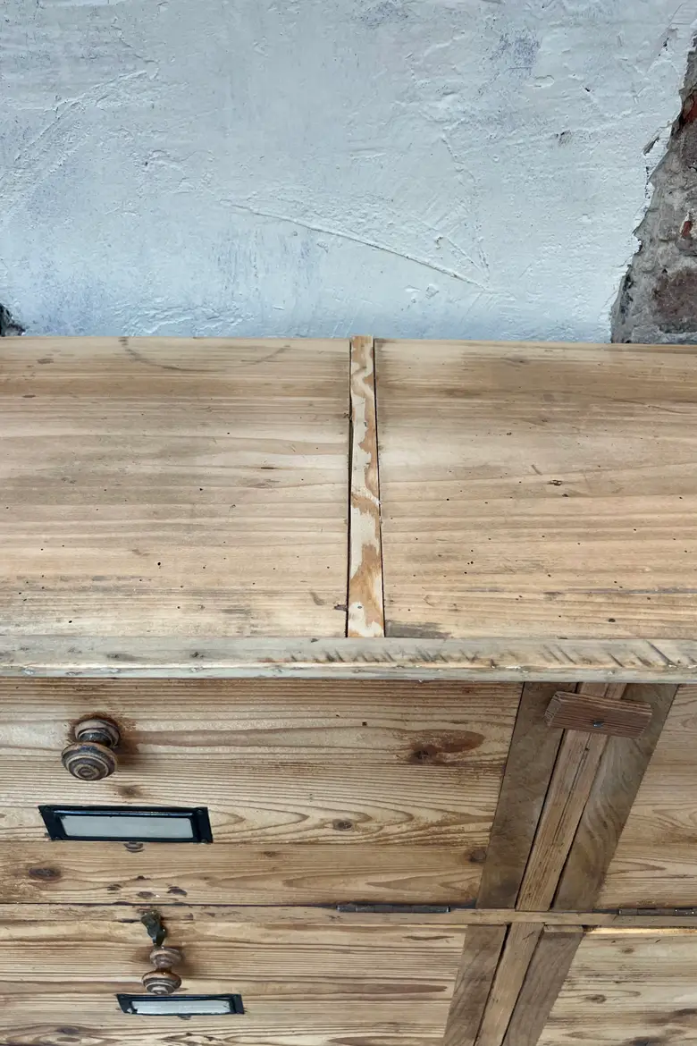 Ancien meuble d’atelier à clapets en bois début 20e