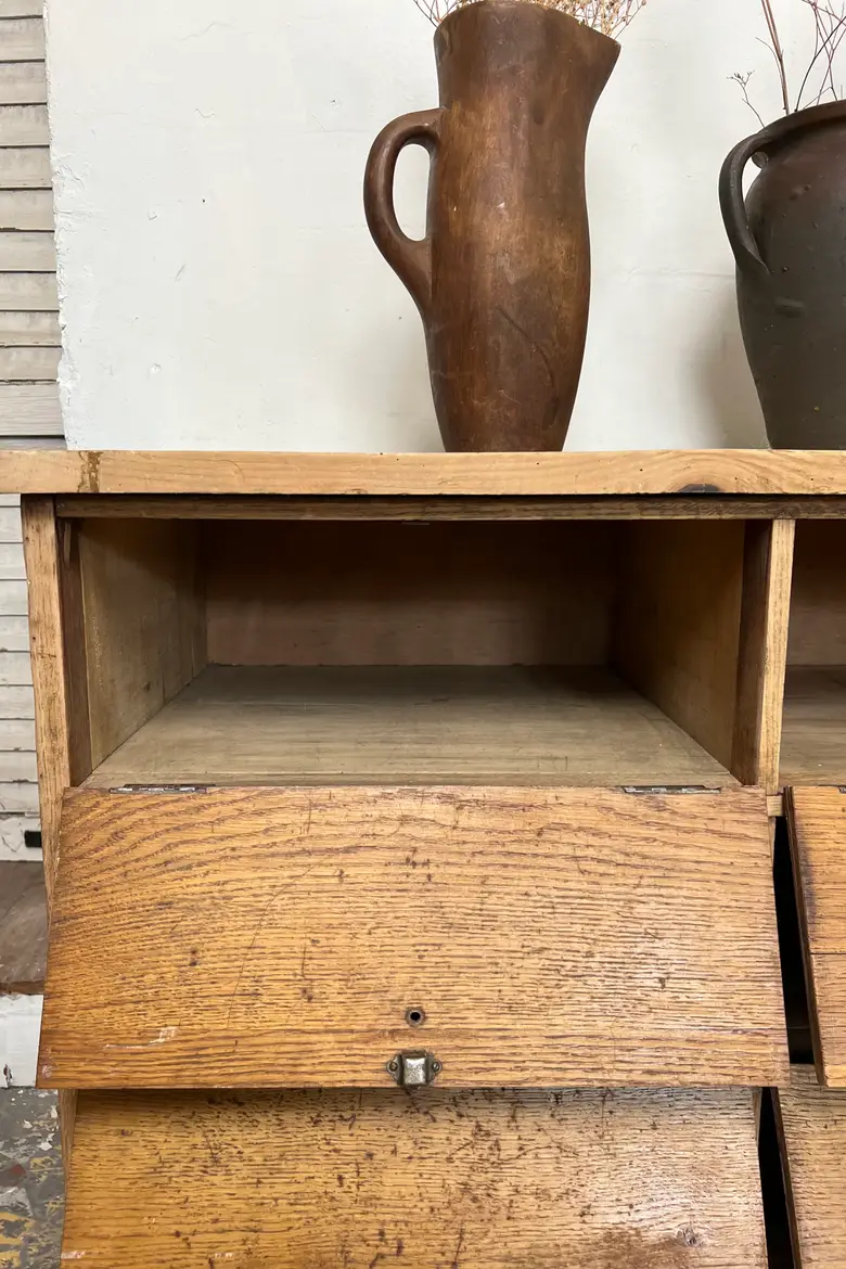 Ancien meuble d’atelier à clapets en chêne – Années 50