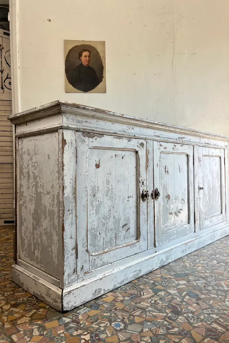 Ancien meuble d’atelier avec patine d’origine