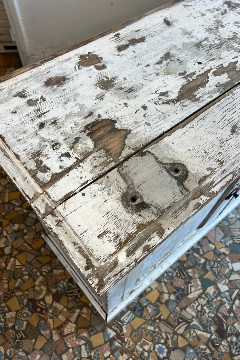 Ancien meuble d’atelier avec patine d’origine