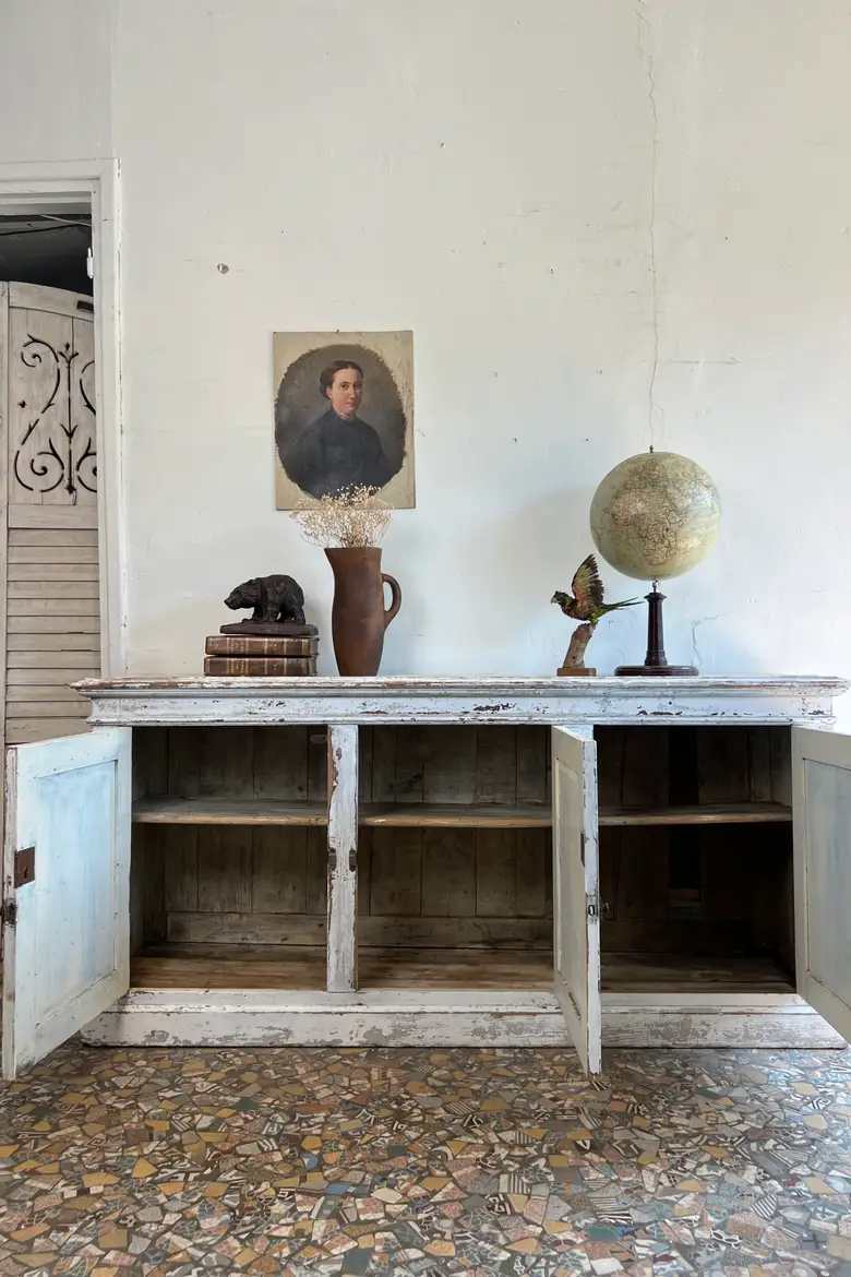 Ancien meuble d’atelier avec patine d’origine