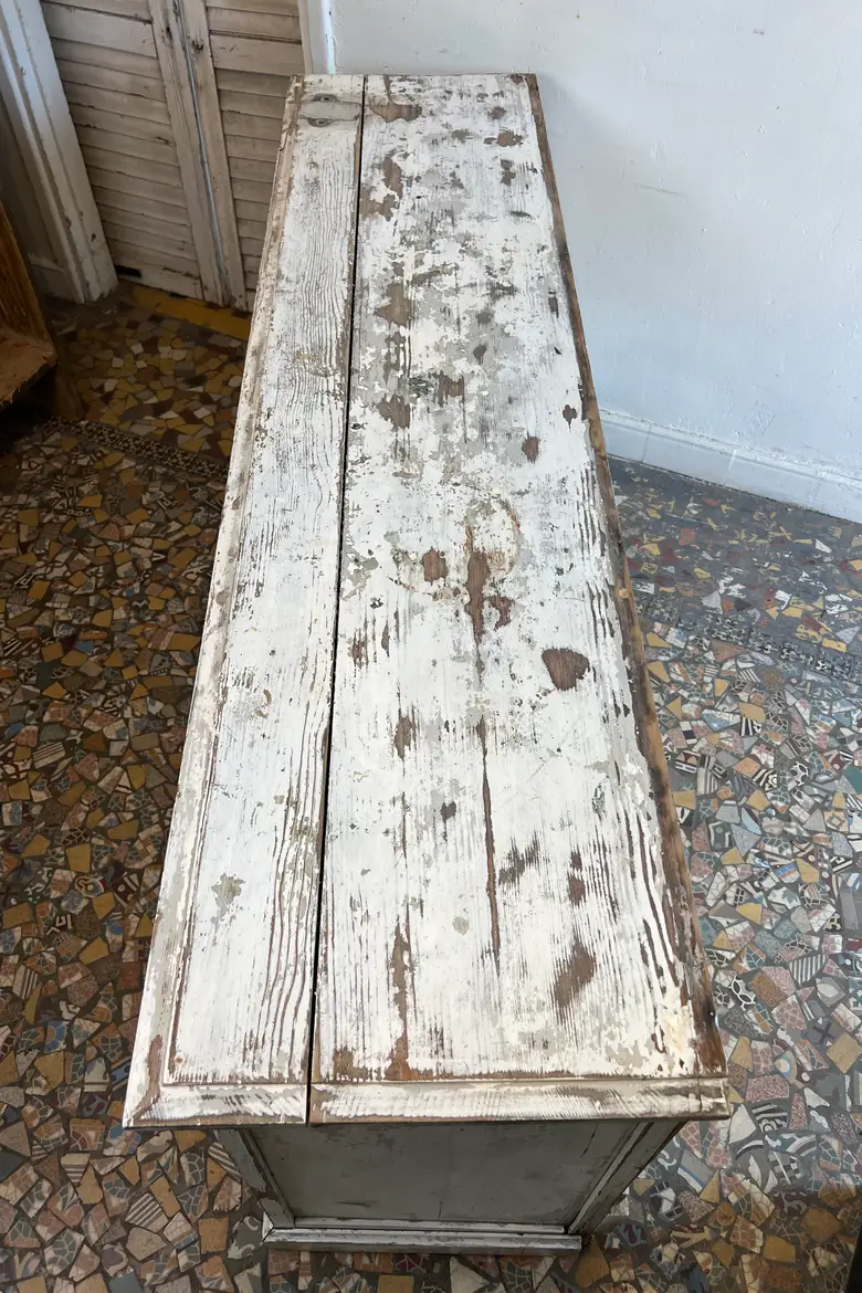Ancien meuble d’atelier avec patine d’origine