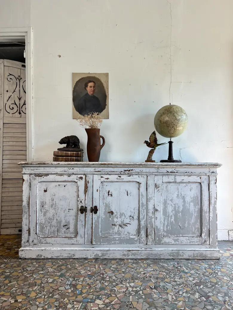 Ancien meuble d’atelier avec patine d’origine