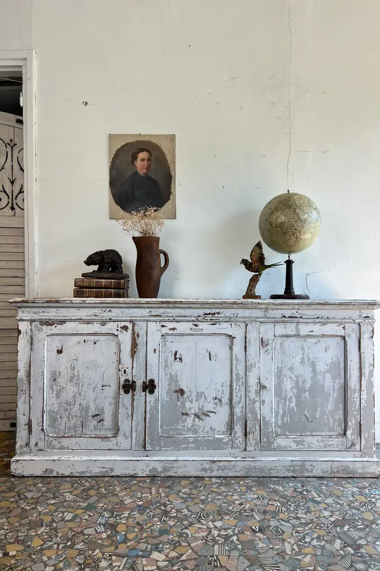Ancien meuble d’atelier avec patine d’origine