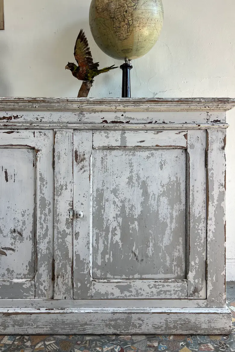 Ancien meuble d’atelier avec patine d’origine