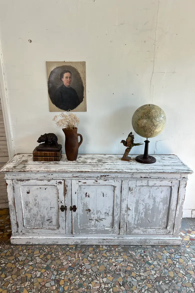 Ancien meuble d’atelier avec patine d’origine