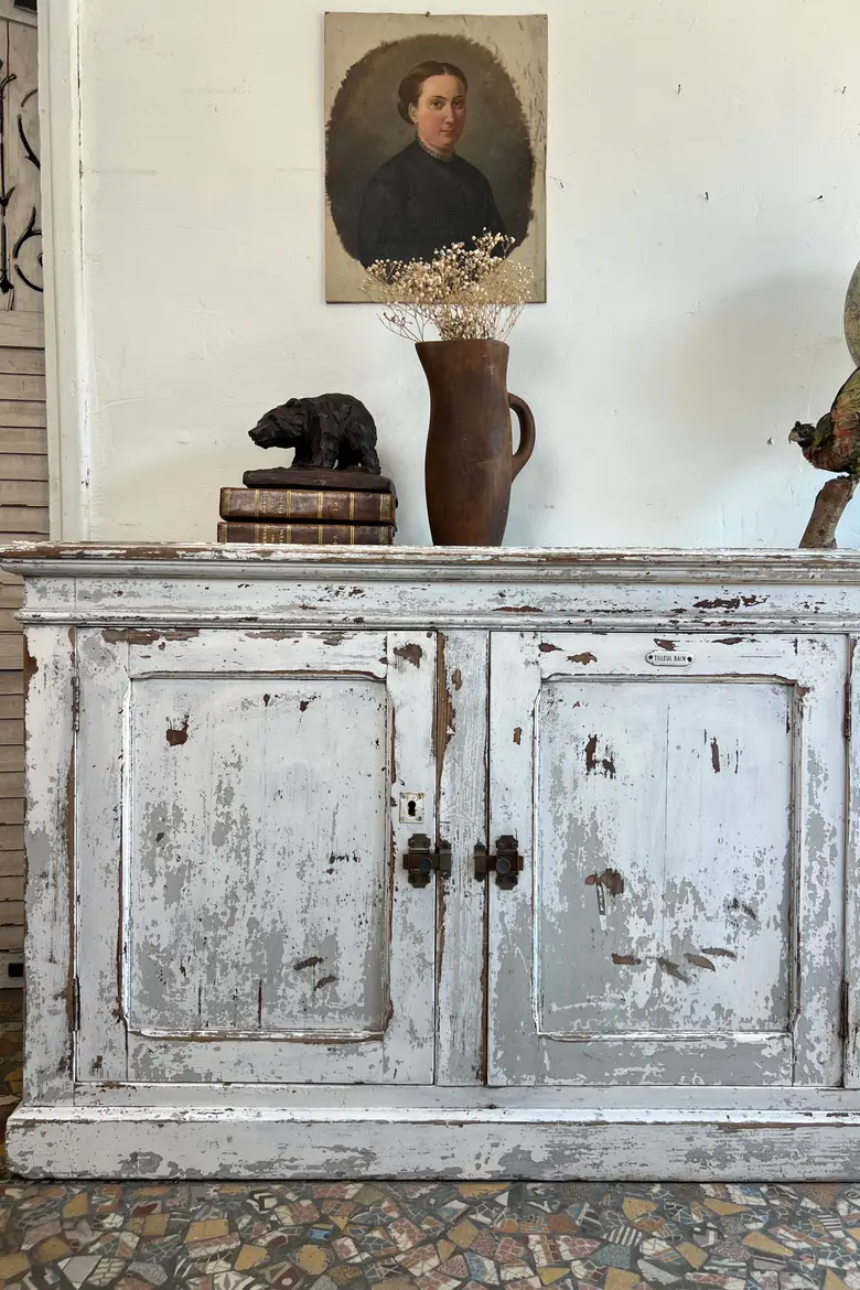 Ancien meuble d’atelier avec patine d’origine