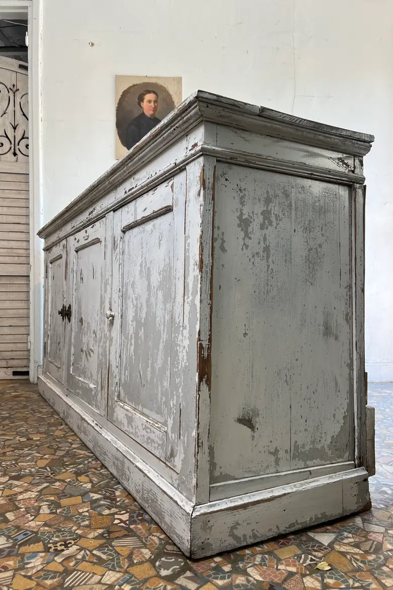 Ancien meuble d’atelier avec patine d’origine