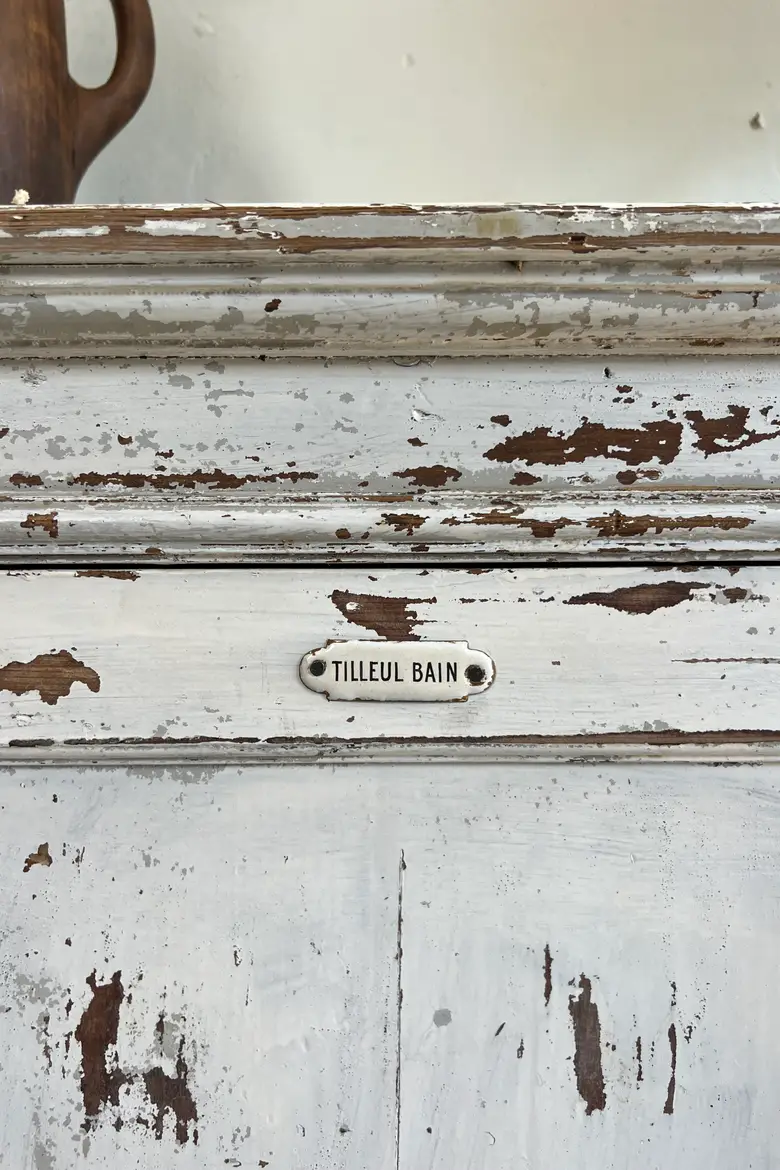 Ancien meuble d’atelier avec patine d’origine