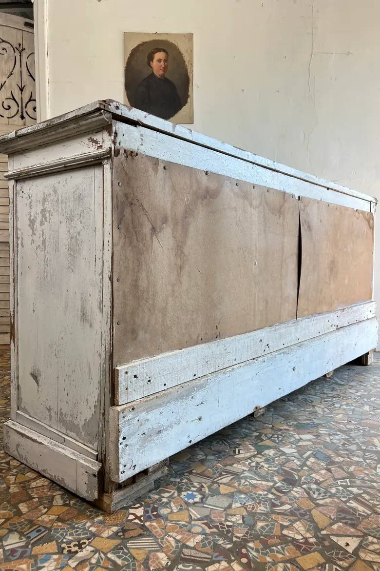 Ancien meuble d’atelier avec patine d’origine