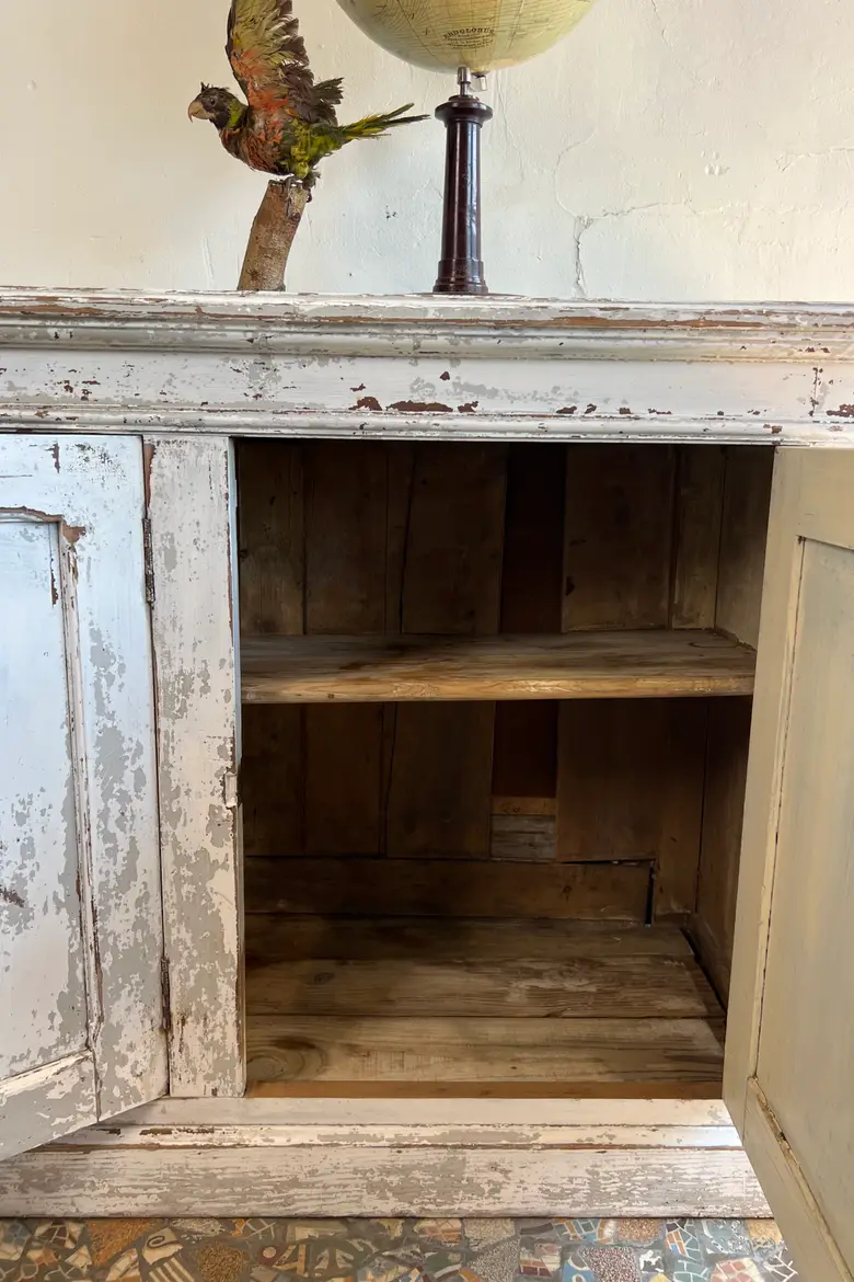 Ancien meuble d’atelier avec patine d’origine