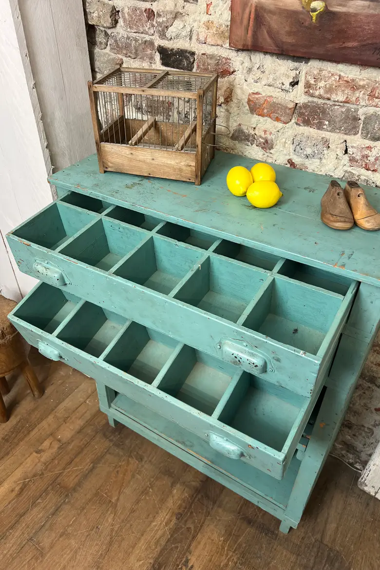 Ancien meuble d’atelier
