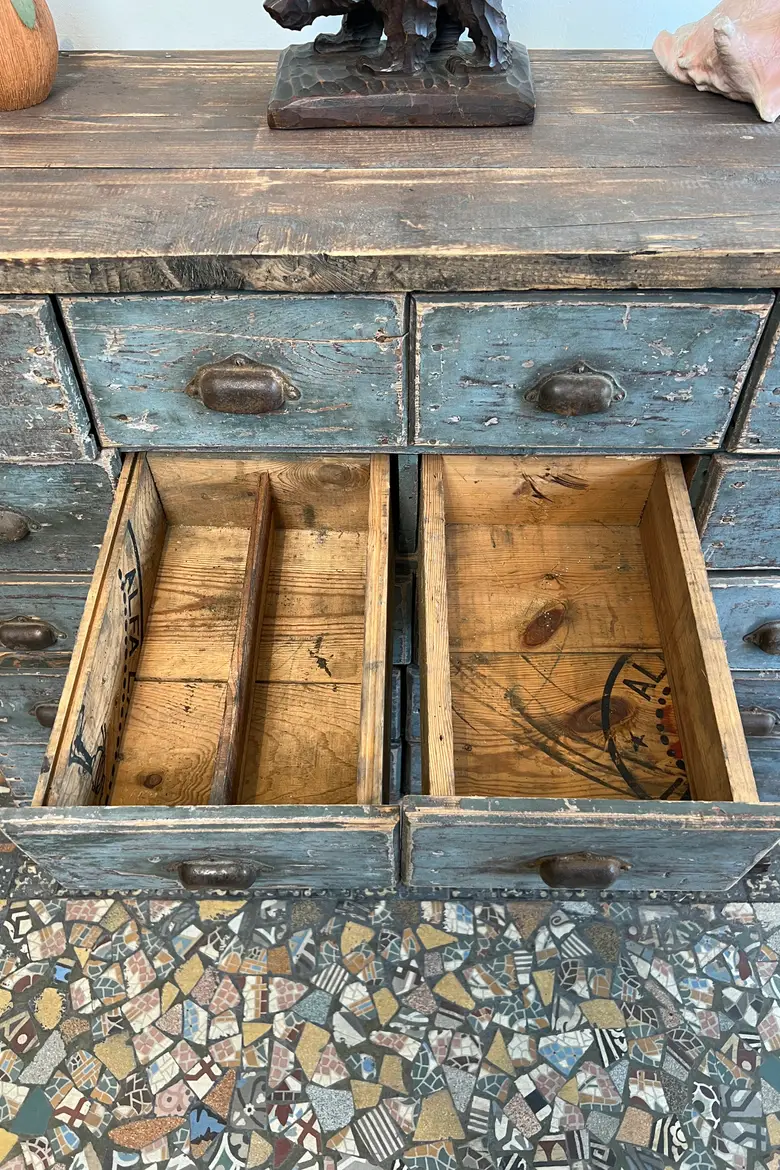 Ancien meuble d’atelier en sapin à tiroirs – Début XXe siècle