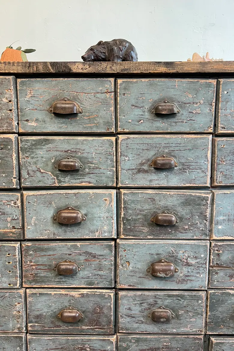 Ancien meuble d’atelier en sapin à tiroirs – Début XXe siècle