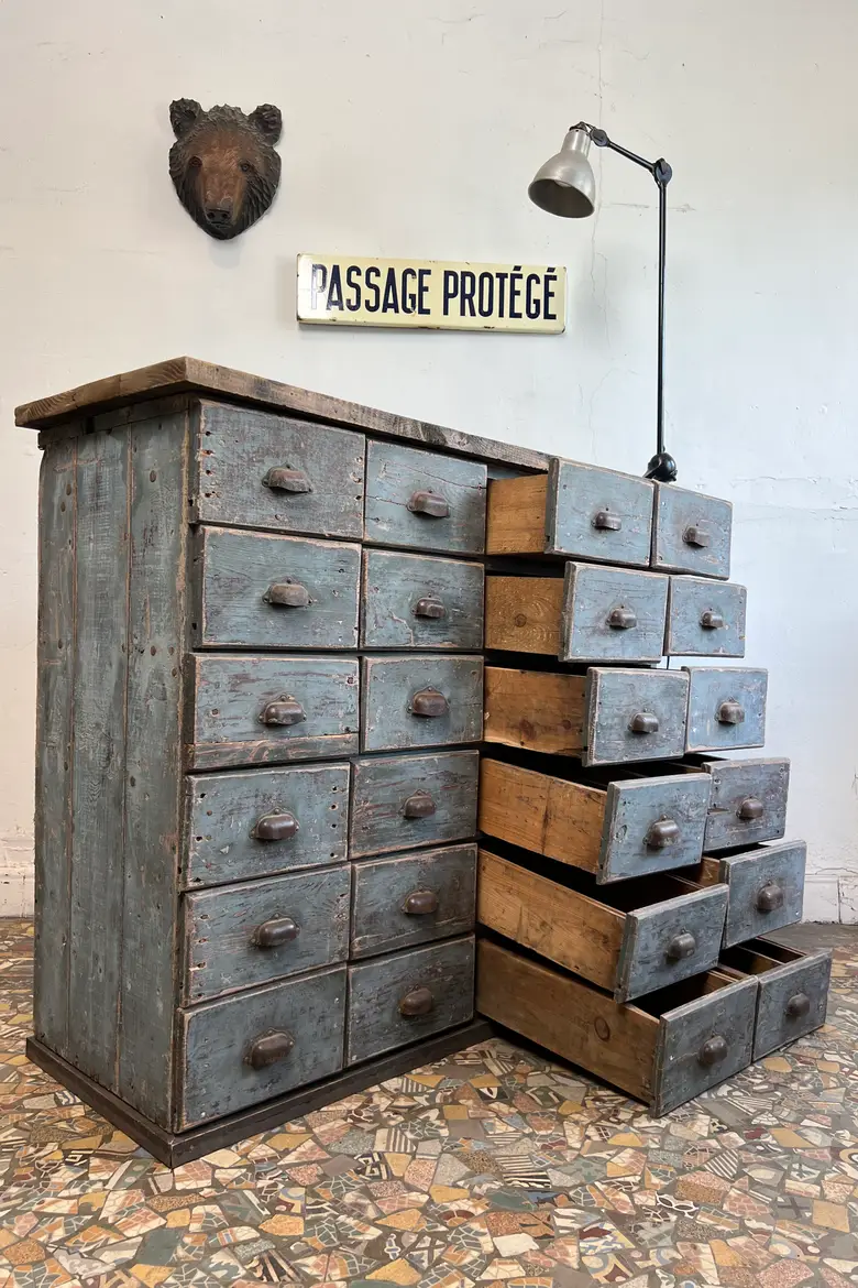 Ancien meuble d’atelier en sapin à tiroirs – Début XXe siècle