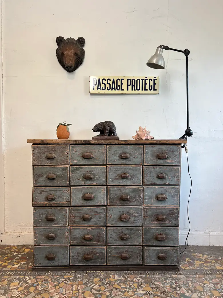 Ancien meuble d’atelier en sapin à tiroirs – Début XXe siècle