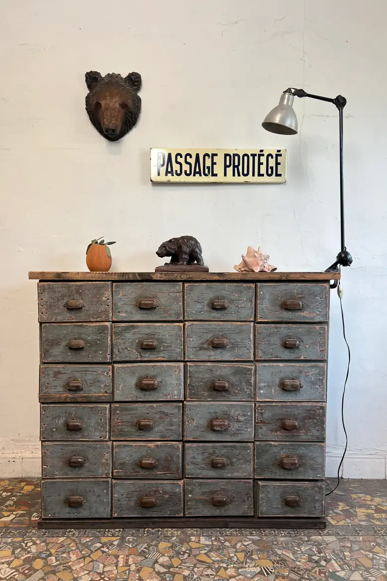 Ancien meuble d’atelier en sapin à tiroirs – Début XXe siècle