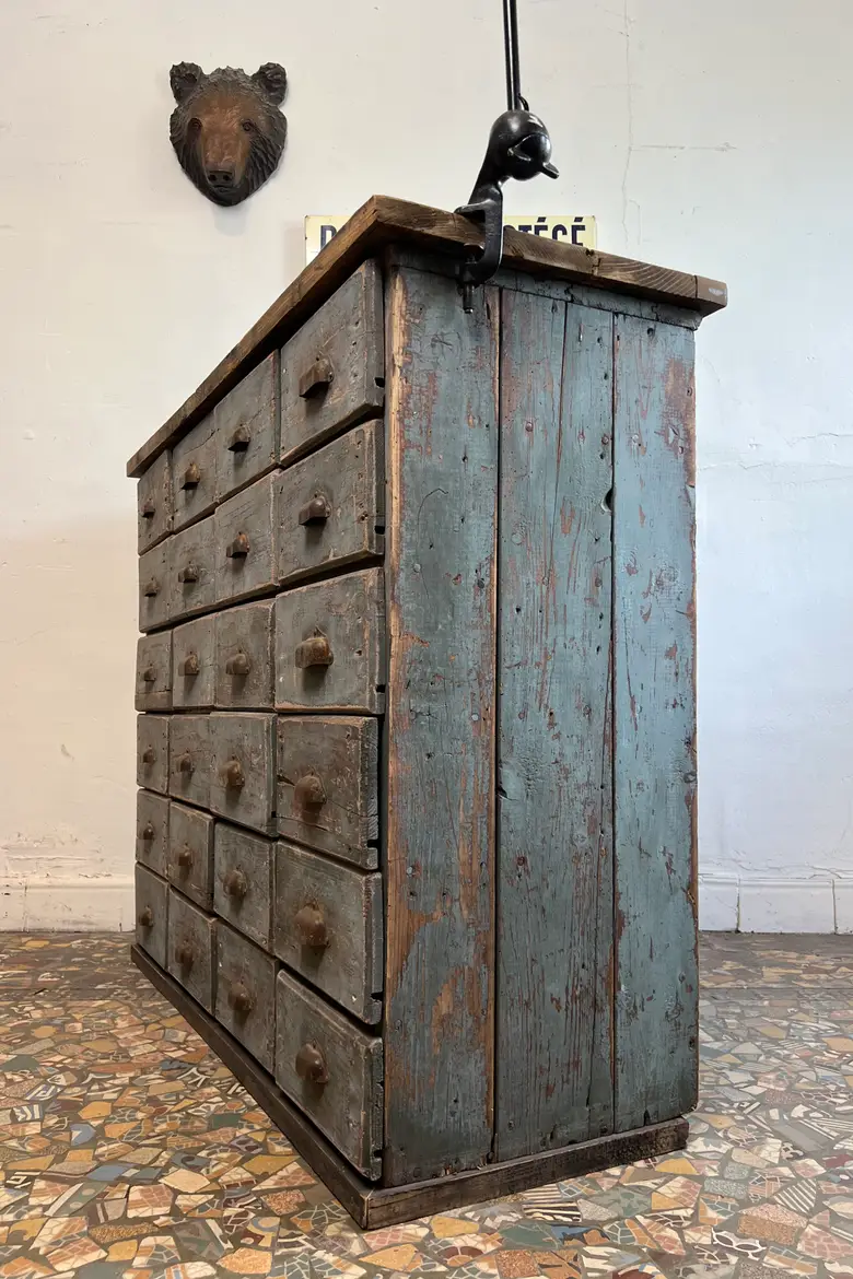 Ancien meuble d’atelier en sapin à tiroirs – Début XXe siècle