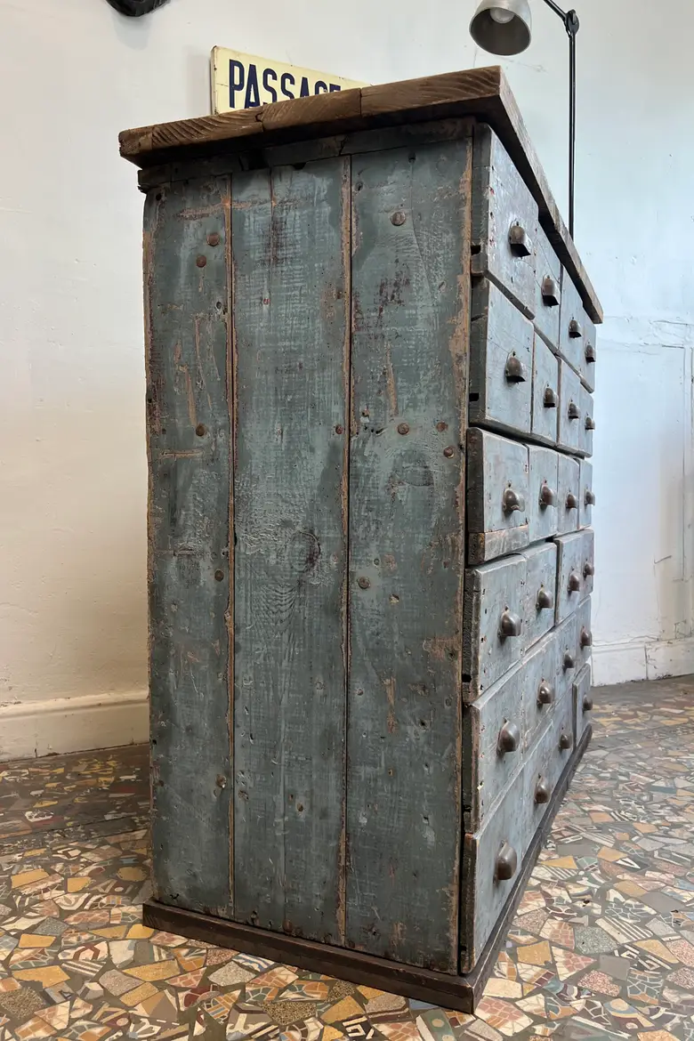 Ancien meuble d’atelier en sapin à tiroirs – Début XXe siècle