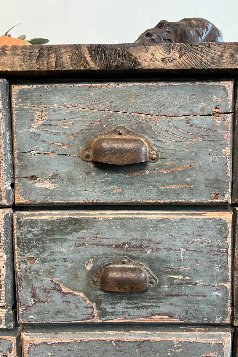 Ancien meuble d’atelier en sapin à tiroirs – Début XXe siècle