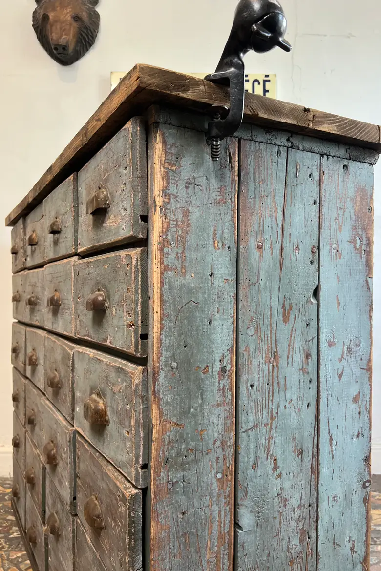 Ancien meuble d’atelier en sapin à tiroirs – Début XXe siècle