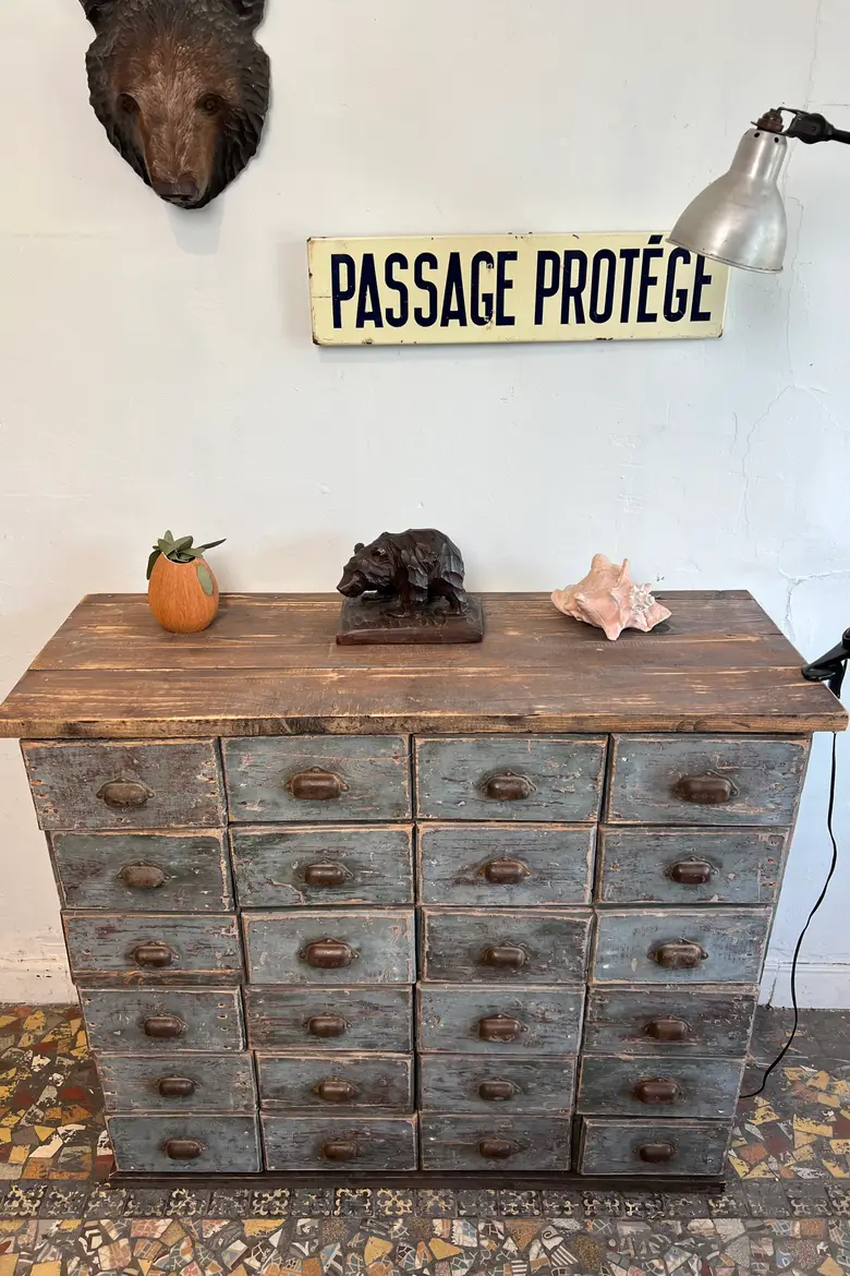 Ancien meuble d’atelier en sapin à tiroirs – Début XXe siècle