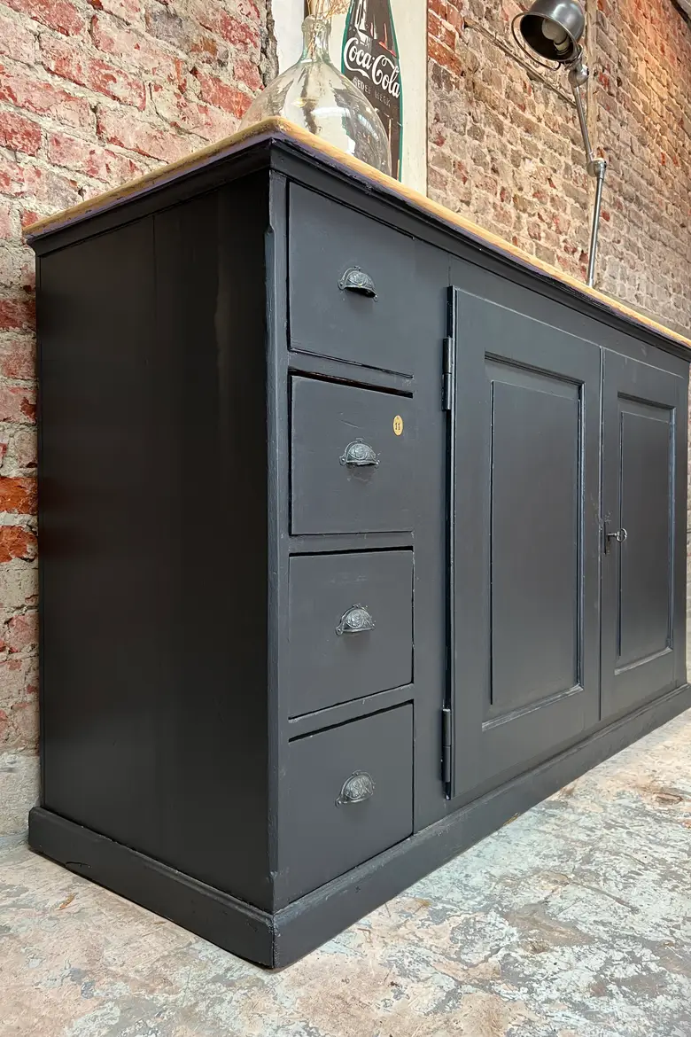 Ancien meuble d’atelier