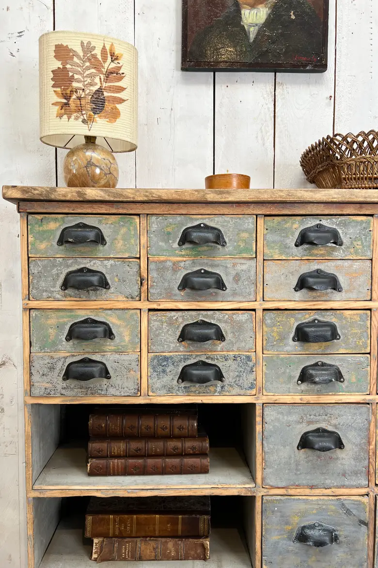 Ancien meuble d’atelier