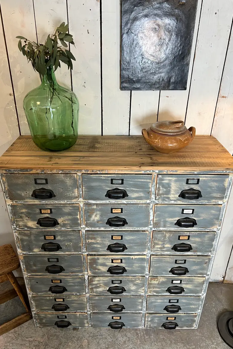 Ancien meuble d’atelier