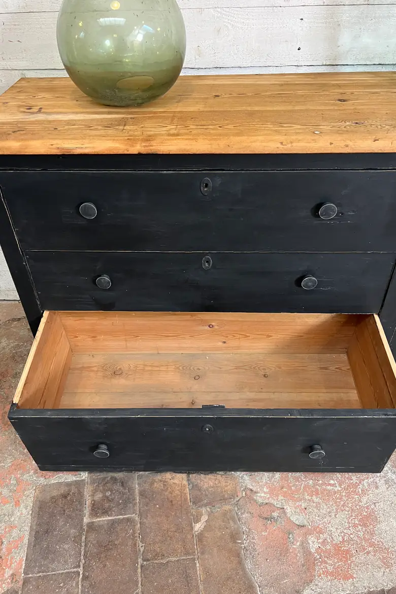 Ancien meuble de confection