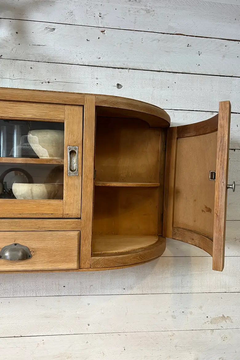 Ancien meuble de confiserie en chêne – Années 50