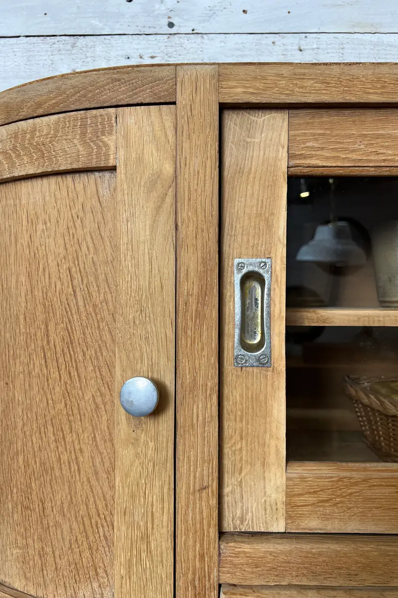 Ancien meuble de confiserie en chêne – Années 50