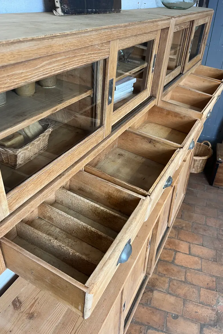 Ancien meuble de confiserie en chêne – Années 50