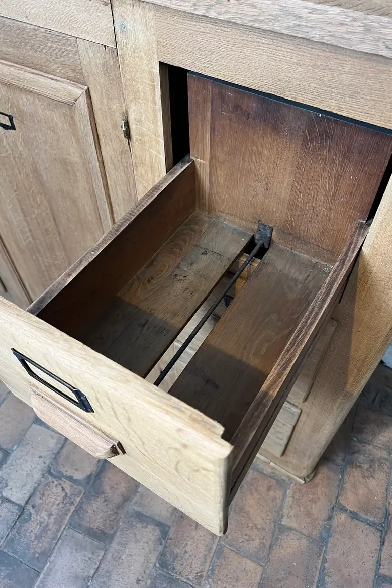 Ancien meuble de métier en chêne