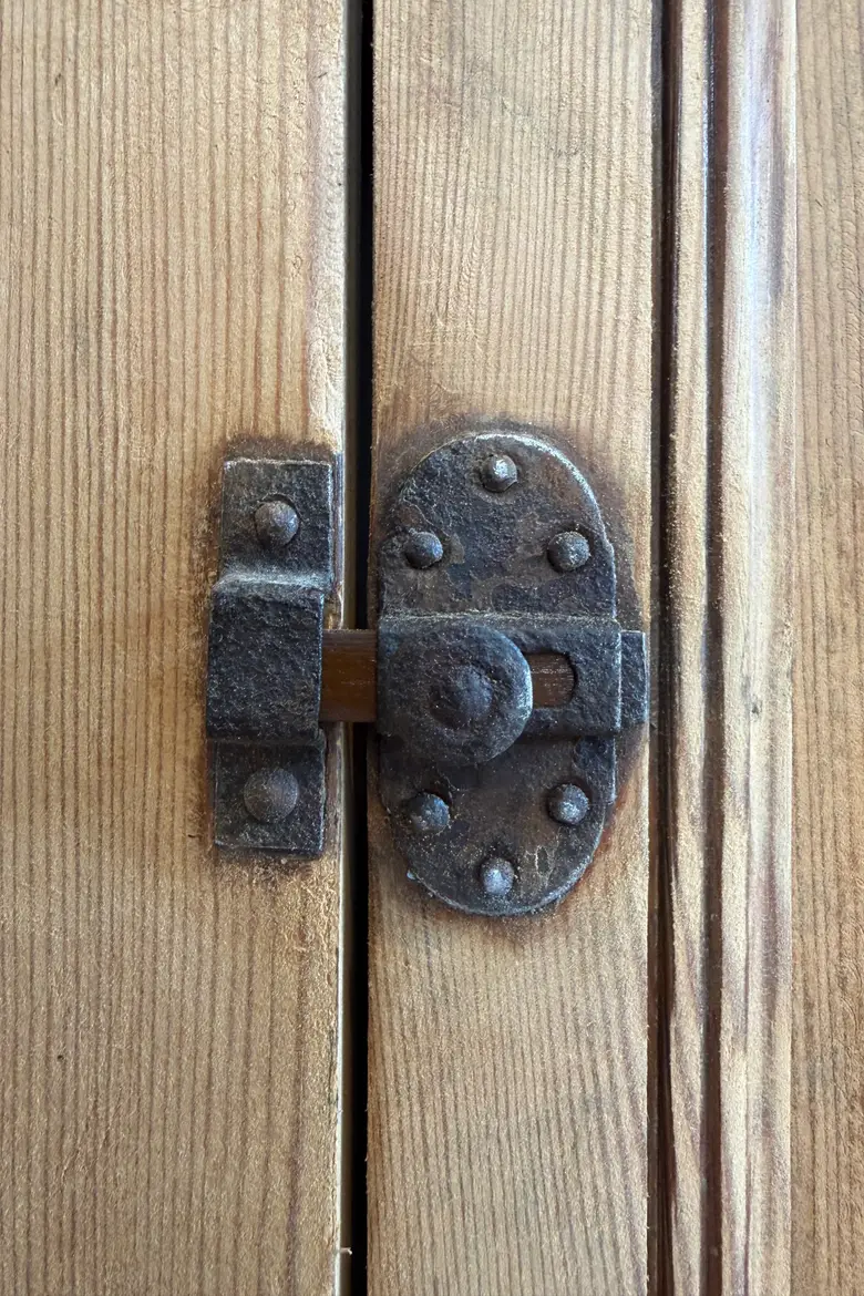 Ancien meuble de métier en sapin brut